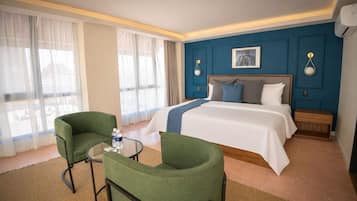 Habitación doble Deluxe, vista a la ciudad | Caja de seguridad en la habitación y cortinas blackout