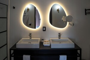 Deluxe Double Room, City View | Bathroom | Shower, towels, soap, shampoo