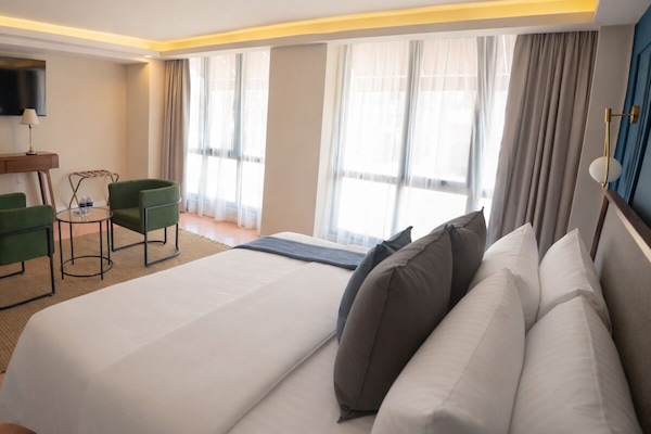 Kamar Double Deluks, pemandangan kota | Brankas, tirai kedap cahaya, setrika/meja setrika, dan Wi-Fi gratis