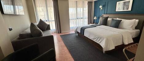 Zimmersafe, Verdunkelungsvorhänge, Bügeleisen/Bügelbrett