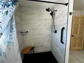 Ducha, secador de pelo, toallas y papel higiénico