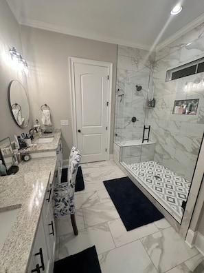 Shower, hair dryer, towels, soap - MASTERS RENTAL-3 bedroom  3 bath home perfectly located close to 3 golf courses (Evans)
