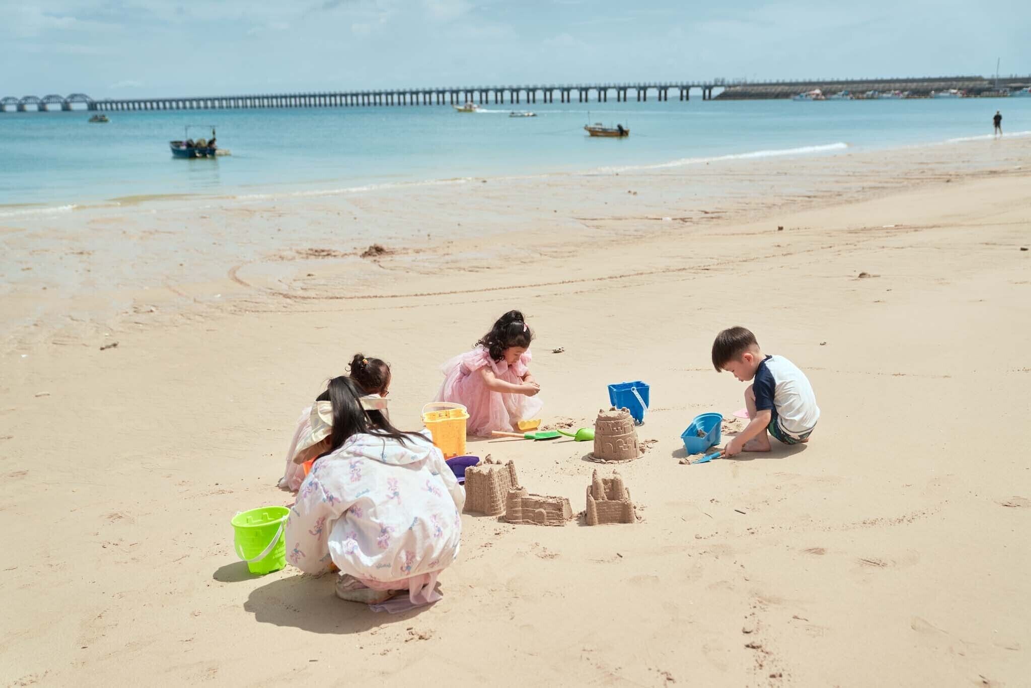 在海灘附近、沙灘巾