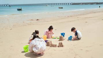 在海灘附近、沙灘巾