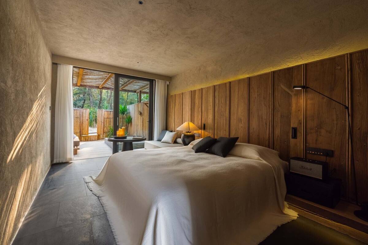 Bureau, espace de travail pour ordinateur portable, rideaux occultants