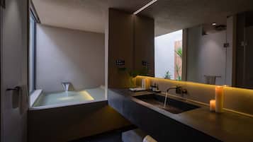 免费洗浴用品、吹风机、拖鞋、毛巾