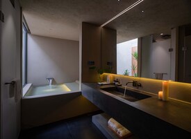 Artículos de higiene personal gratuitos, secador de pelo y zapatillas