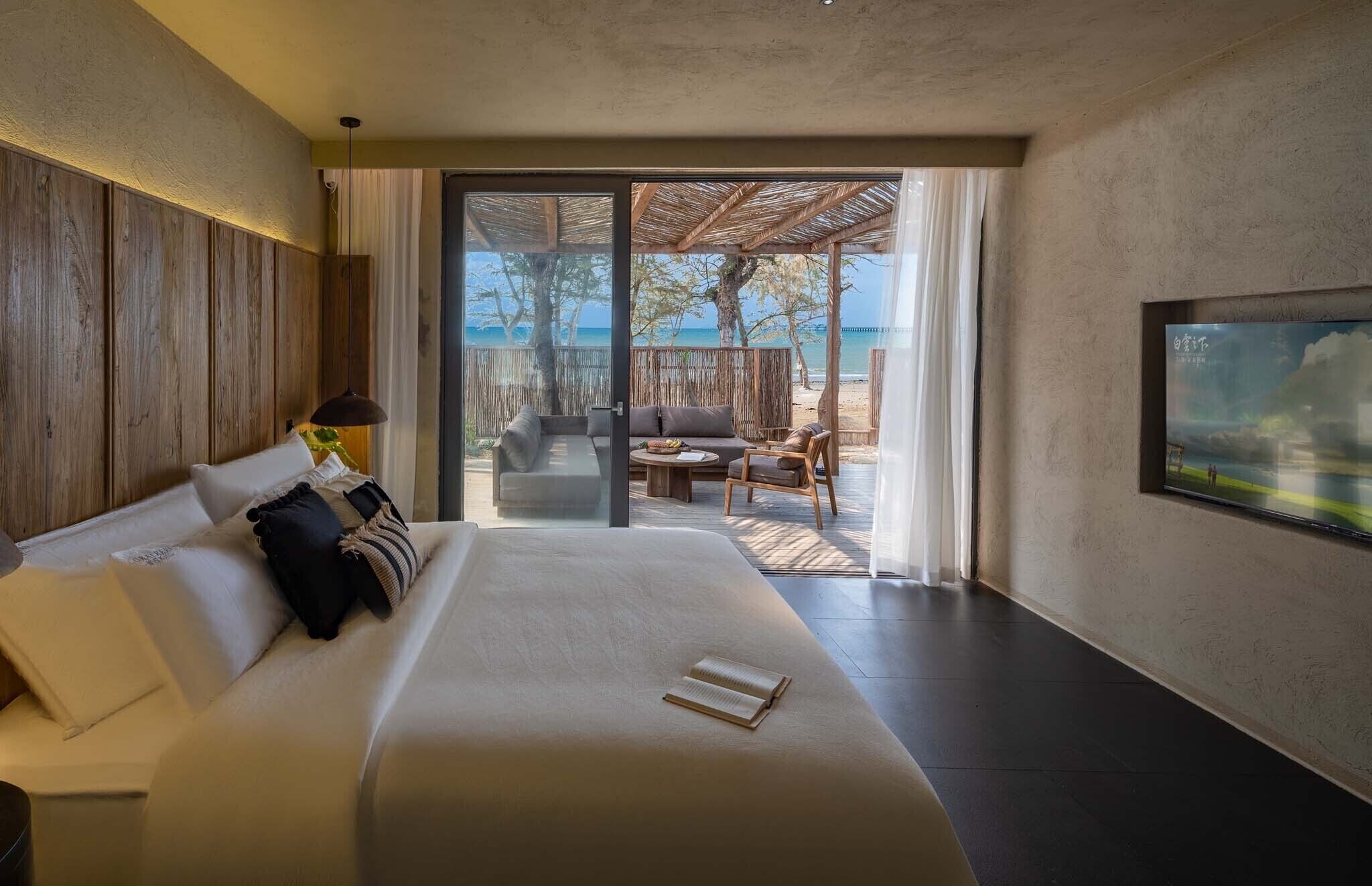 Executive Suite, Patio, Sea View | Living area