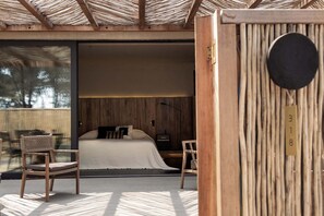 Klassieke tweepersoonskamer, terras, uitzicht op de binnenplaats | Woonruimte