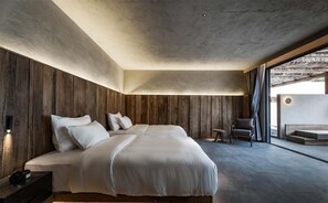 Habitación Deluxe con 2 camas individuales, patio | Minibar, escritorio, espacio para trabajar con un portátil