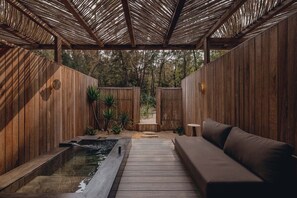 Standard Double Room, Patio, Courtyard View - Weizhou Island Coral Reef Hotel (Beihai)