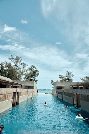 Una piscina al aire libre. Weizhou Island Coral Reef Hotel