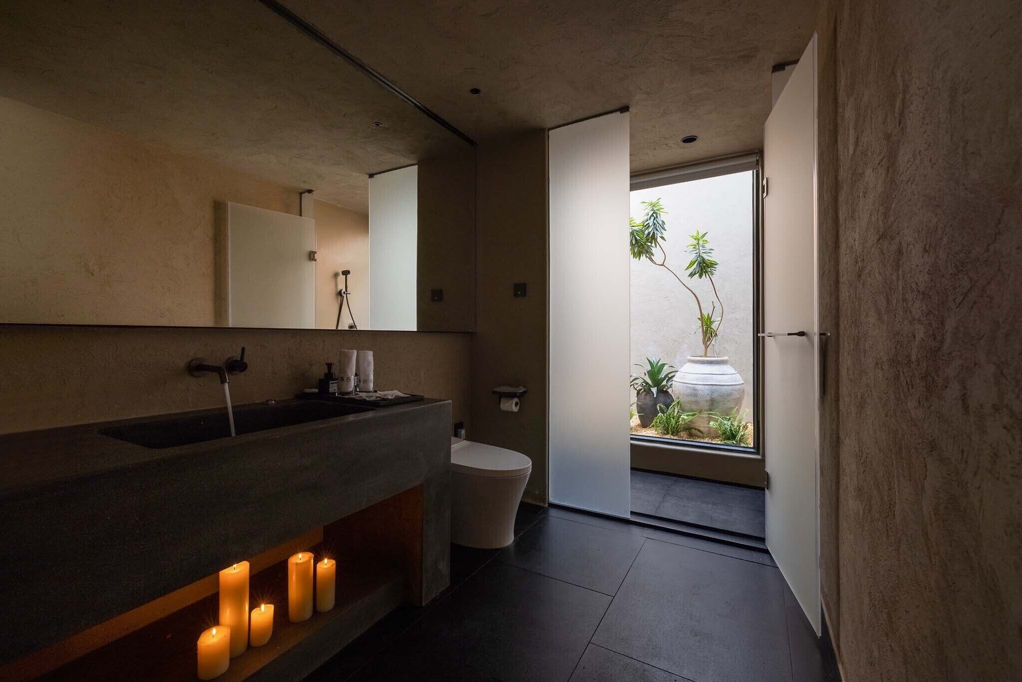 Habitación estándar con 2 camas individuales, patio, vistas al patio | Baño | Artículos de higiene personal gratuitos, secador de pelo y albornoces