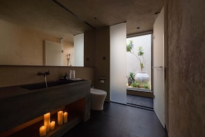 Standard-Zweibettzimmer, Terrasse, Blick auf den Innenhof | Badezimmer | Kostenlose Toilettenartikel, Haartrockner, Bademäntel, Hausschuhe