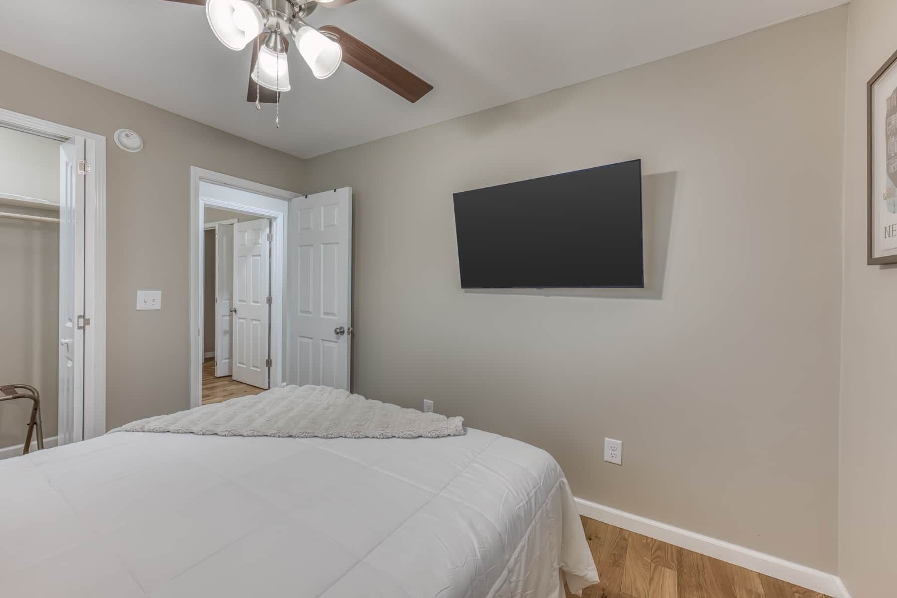 5 bedrooms, iron/ironing board, WiFi, bed sheets