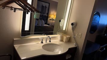 Habitació doble estàndard | Bany | Combinació de dutxa i banyera, assecador de cabells, tovalloles i sabó