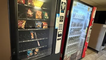 Dos máquinas expendedoras con opciones de comida y una interfaz de pago.