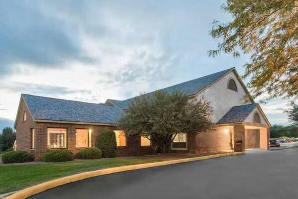 Exterior - Dodgeville inn and suites (Dodgeville)