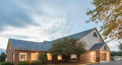 Dodgeville inn and suites