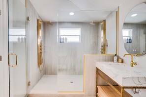 Shower, hair dryer, towels, soap - Relaxed Rainforest stay - Walk to Ocean (New Smyrna Beach)