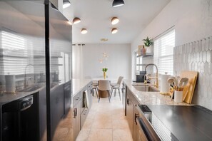 Fridge, microwave, oven, stovetop - Relaxed Rainforest stay - Walk to Ocean (New Smyrna Beach)
