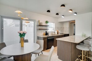 Dining - Relaxed Rainforest stay - Walk to Ocean (New Smyrna Beach)