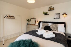Escritorio, tabla de planchar con plancha, wifi y ropa de cama 