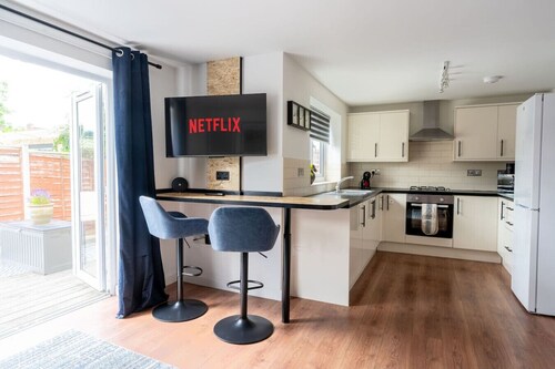 3 BR Home For 6 | Oxford w/Parking