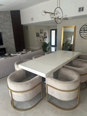 Dining - Charming 4-bedroom house with AC in Lauderhill perfect for families (Lauderhill)