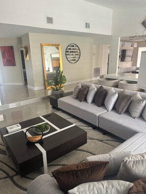 Living area - Charming 4-bedroom house with AC in Lauderhill perfect for families (Lauderhill)