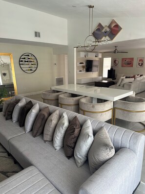 Living area - Charming 4-bedroom house with AC in Lauderhill perfect for families (Lauderhill)