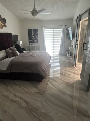 4 bedrooms, iron/ironing board, WiFi, bed sheets - Charming 4-bedroom house with AC in Lauderhill perfect for families (Lauderhill)