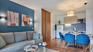 Un apartamento moderno con sala de estar, comedor y cocina.