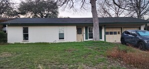 Exterior - Serene 3-bedroom house with AC in vibrant Austin easy access to downtown (Austin)