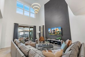 Smart TV, table football, books, stereo - FREE Pool/Hot-Tub Heat - Gated Resort Disney Home (Davenport)