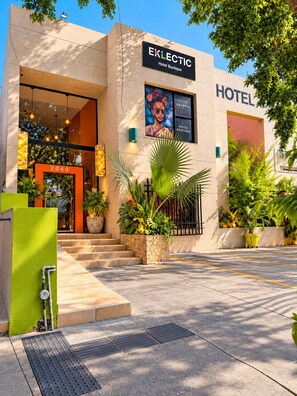 A hotel entrance with a sign reading 'EKLECTIC Hotel Boutique' and a large poster of a person. - Hotel Boutique Ekléctic (Guadalajara)