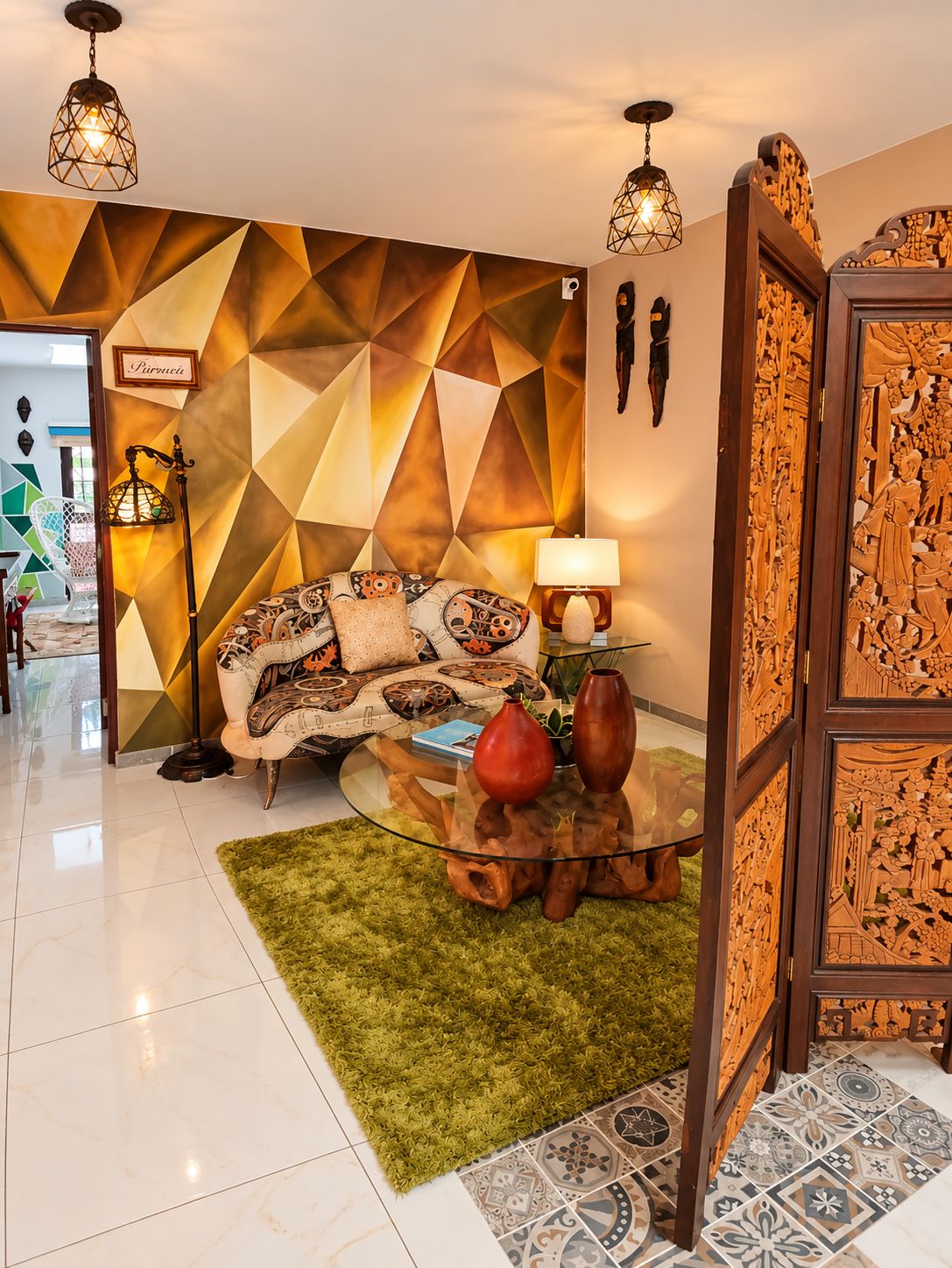 Uma sala de estar moderna com parede estampada em padrão geométrico, um sofá, uma mesa de centro de vidro e um painel decorativo de madeira.