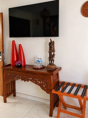 Een houten console tafel met een flatscreen televisie erboven.