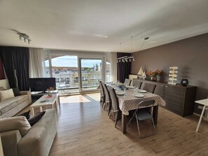 Living area - Spacious duplex apartment- 8p - walking distance beach (Blankenberge)