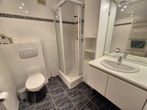 Regadera, jabón, papel de baño 
