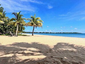 Beach - Spacious 3-bedroom apartment in beautiful Placencia Village with AC (PLACENCIA VILLAGE)