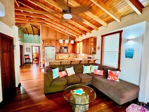 Smart TV - Spacious 3-bedroom apartment in beautiful Placencia Village with AC (PLACENCIA VILLAGE)