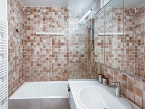 A modern bathroom with two sinks, a glass shower enclosure, and a tiled backsplash. - Apartment with mountain view - 4 guests (Val-d'Isère)