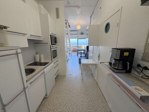 Fridge, microwave, stovetop, dishwasher - Apartment with sea view - 6 guests (Le Barcarès)