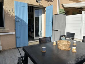 Outdoor dining - House near the beach, AC - 4 guests (Fleury-Saint-Pierre-la-Mer)
