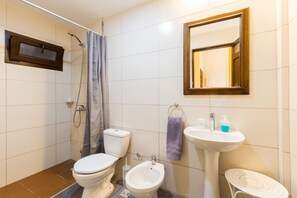 Dusche, Haartrockner, Bidet, Handtücher