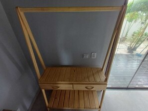 Standaard driepersoonskamer, airconditioning, uitzicht op tuin | Een laptopwerkplek, gratis wifi