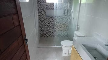 Standard Triple Room, Garden View | Bathroom