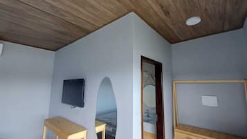 Standard trippelrum - utsikt mot trÀdgÄrden | Arbetsyta för laptop och gratis wi-fi