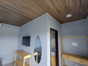 Espacio para trabajar con laptop y wifi gratis 